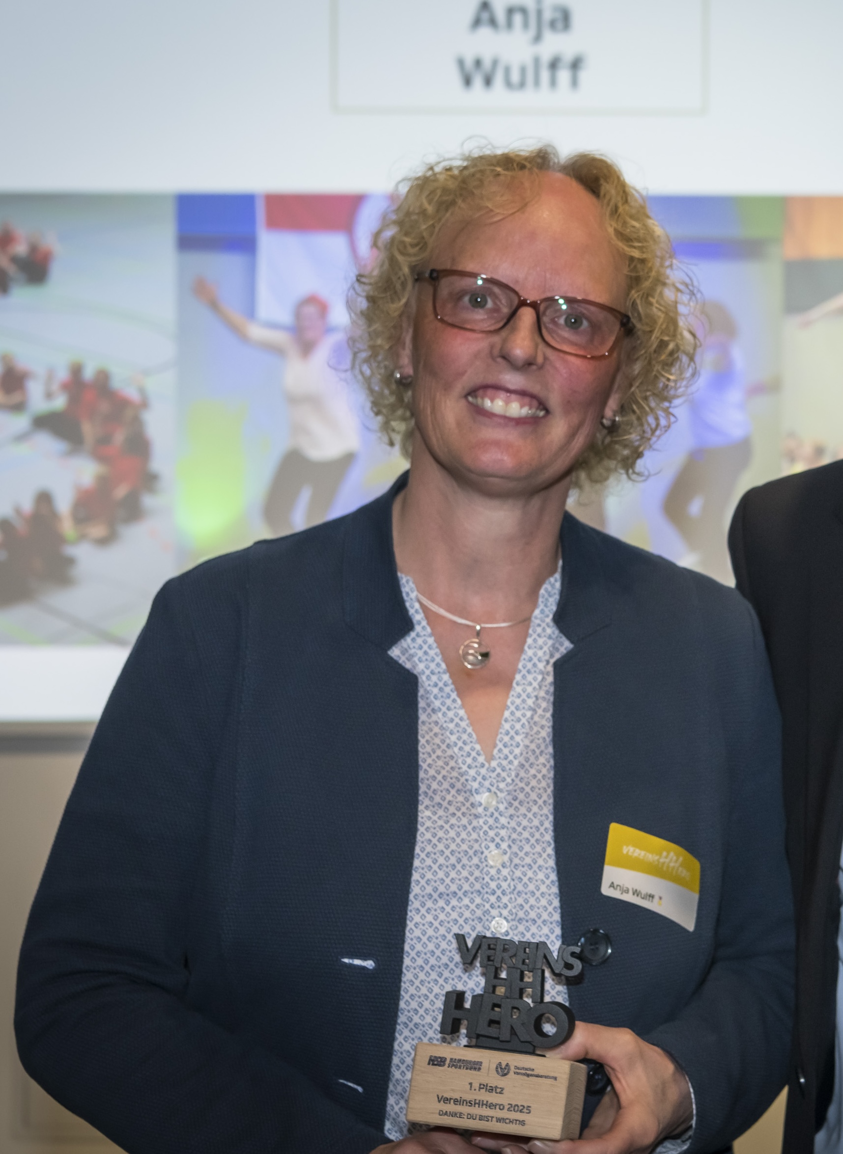 Anja WulffGewinnerin der Kategorie Helfer*in/ EngagierteAnja ist seit 1975 Mitglied beim SC Vier- und Marschlande und seit rund 40 Jahren als Übungsleiterin für Jugendliche und Erwachsene im Eltern-Kind-Turnen aktiv. Zwischenzeitlich hat sie als Abteilungsleiterin Turnen, als Kassenwartin und im Aufsichtsrat Verantwortung übernommen. 2006
gründete Anja zusätzlich eine neue Sparte fürs Einradfahren, die sie bis heute erfolgreich leitet. Anja
ist Gewinnerin der Kategorie Helfer*in/ Engagierte. Herzlichen Glückwunsch! Danke Anja! Du bist wichtig!