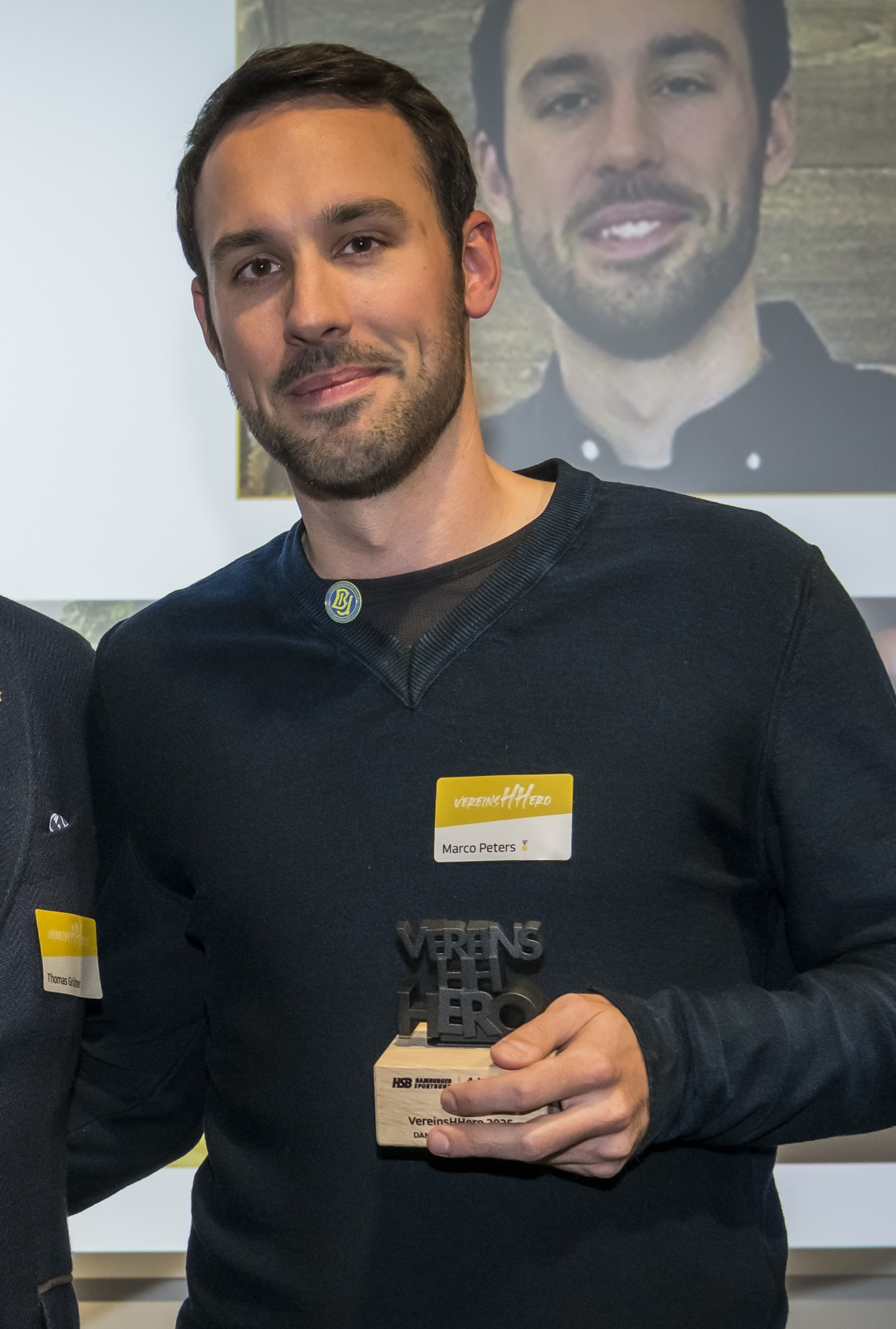 Marco PetersGewinner der Kategorie Vereins- /VerbandsfunktionärBei seinem Heimatverein in Niedersachsen war Marco schon früh im Ehrenamt aktiv. Nach seinem beruflichen Wechsel nach Hamburg engagierte er sich dort direkt weiter. Mit 29 Jahren wurde er 1. Vorsitzender des Vereins Barmbek-Uhlenhorst und damit Ansprechpartner für alle Belange. Zusätzlich entwickelte er ein Projekt, das die demokratischen Werte stärkt und die Beteiligung von Jugendlichen fördern soll. Marco ist Gewinner der Kategorie Vereins- / Verbandsfunktionär. Herzlichen Glückwunsch! Danke Marco! Du bist wichtig!