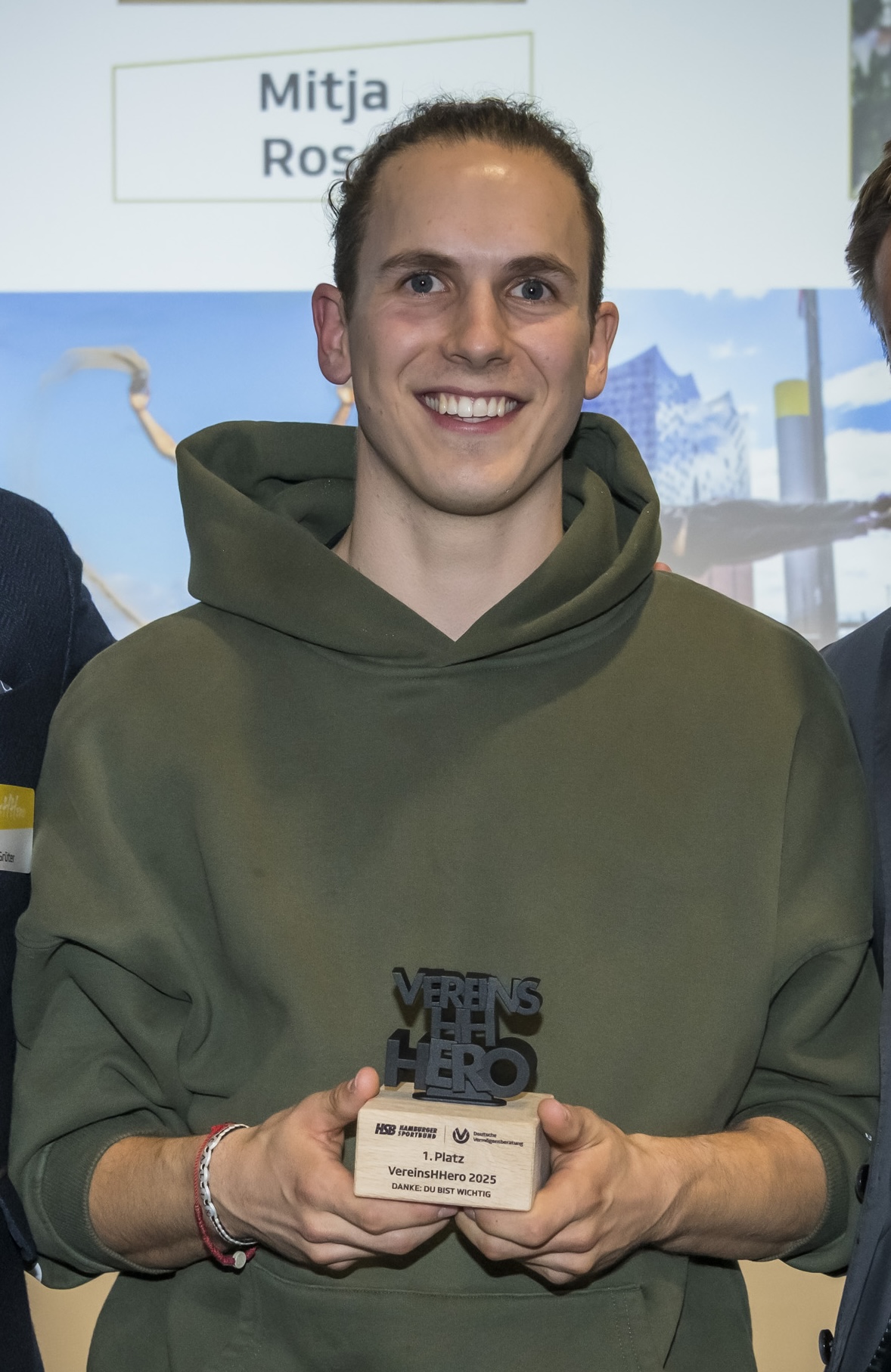 Mitja RoseGewinner der Kategorie AbteilungsleitungMitja Rose bildet mit seinem Team eine integrative und weltoffene Community. In seinem Verein wird er als Macher, Motivator und Motor beschrieben – jemand, der seine Sportart entscheidend prägt. Er gibt Trainings, organisiert Turniere und offene Workshops und wird sogar von der Behörde als Experte angefragt, wenn in Hamburg eine Outdoor-Fitness-Anlage entstehen soll. Nebenbei ist er selbst aktiver Sportler und verkörpert seine Disziplin wie kaum jemand anderes. Mitja ist unser Gewinner in der Kategorie Abteilungsleitung! Herzlichen Glückwunsch! Danke Mitja! Du bist wichtig!