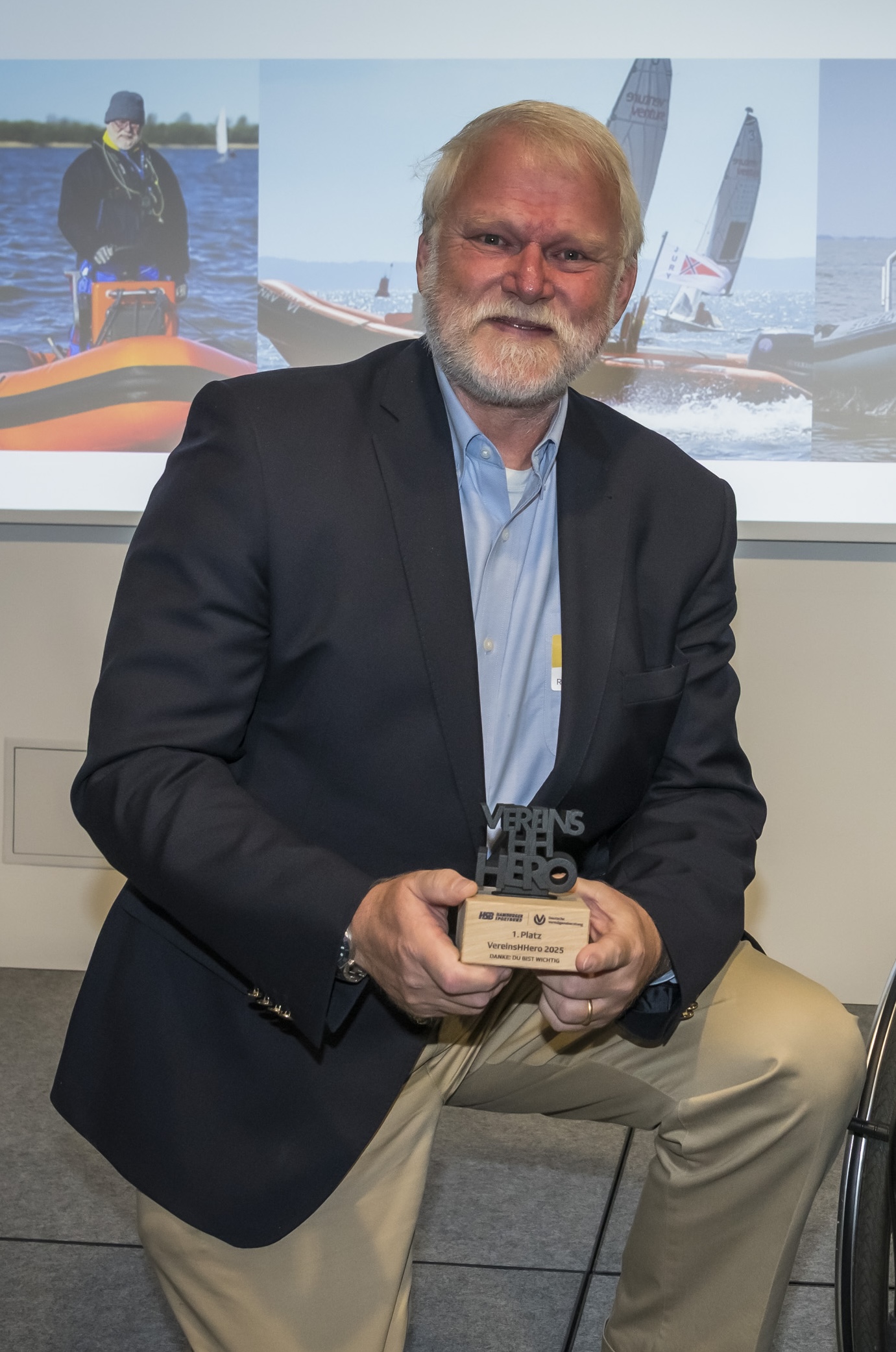Ralf WeidnerGewinner der Kategorie Schieds- und Kampfrichter*innenSeit über 33 Jahren ist Ralf als aktiver Schiedsrichter im Deutschen Segler-Verband im Einsatz. Zudem bildet er als Lehrbeauftragter junge Nachwuchsschiedsrichterinnen aus. Darüber hinaus engagiert er sich für inklusives Segeln – unter anderem bei einer Segelgruppe von Special Olympics sowie beim
Kettler Cup für Seglerinnen mit körperlichen Beeinträchtigungen. Ralf ist Gewinner der Kategorie
Schieds- und Kampfrichter. Herzlichen Glückwunsch! Danke Ralf! Du bist wichtig!