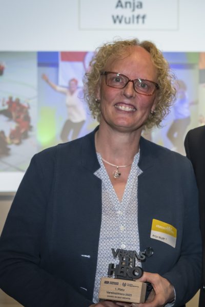 Anja WulffGewinnerin der Kategorie Helfer*in/ EngagierteAnja ist seit 1975 Mitglied beim SC Vier- und Marschlande und seit rund 40 Jahren als Übungsleiterin für Jugendliche und Erwachsene im Eltern-Kind-Turnen aktiv. Zwischenzeitlich hat sie als Abteilungsleiterin Turnen, als Kassenwartin und im Aufsichtsrat Verantwortung übernommen. 2006
gründete Anja zusätzlich eine neue Sparte fürs Einradfahren, die sie bis heute erfolgreich leitet. Anja
ist Gewinnerin der Kategorie Helfer*in/ Engagierte. Herzlichen Glückwunsch! Danke Anja! Du bist wichtig!