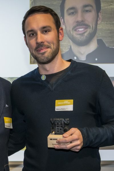 Marco PetersGewinner der Kategorie Vereins- /VerbandsfunktionärBei seinem Heimatverein in Niedersachsen war Marco schon früh im Ehrenamt aktiv. Nach seinem beruflichen Wechsel nach Hamburg engagierte er sich dort direkt weiter. Mit 29 Jahren wurde er 1. Vorsitzender des Vereins Barmbek-Uhlenhorst und damit Ansprechpartner für alle Belange. Zusätzlich entwickelte er ein Projekt, das die demokratischen Werte stärkt und die Beteiligung von Jugendlichen fördern soll. Marco ist Gewinner der Kategorie Vereins- / Verbandsfunktionär. Herzlichen Glückwunsch! Danke Marco! Du bist wichtig!